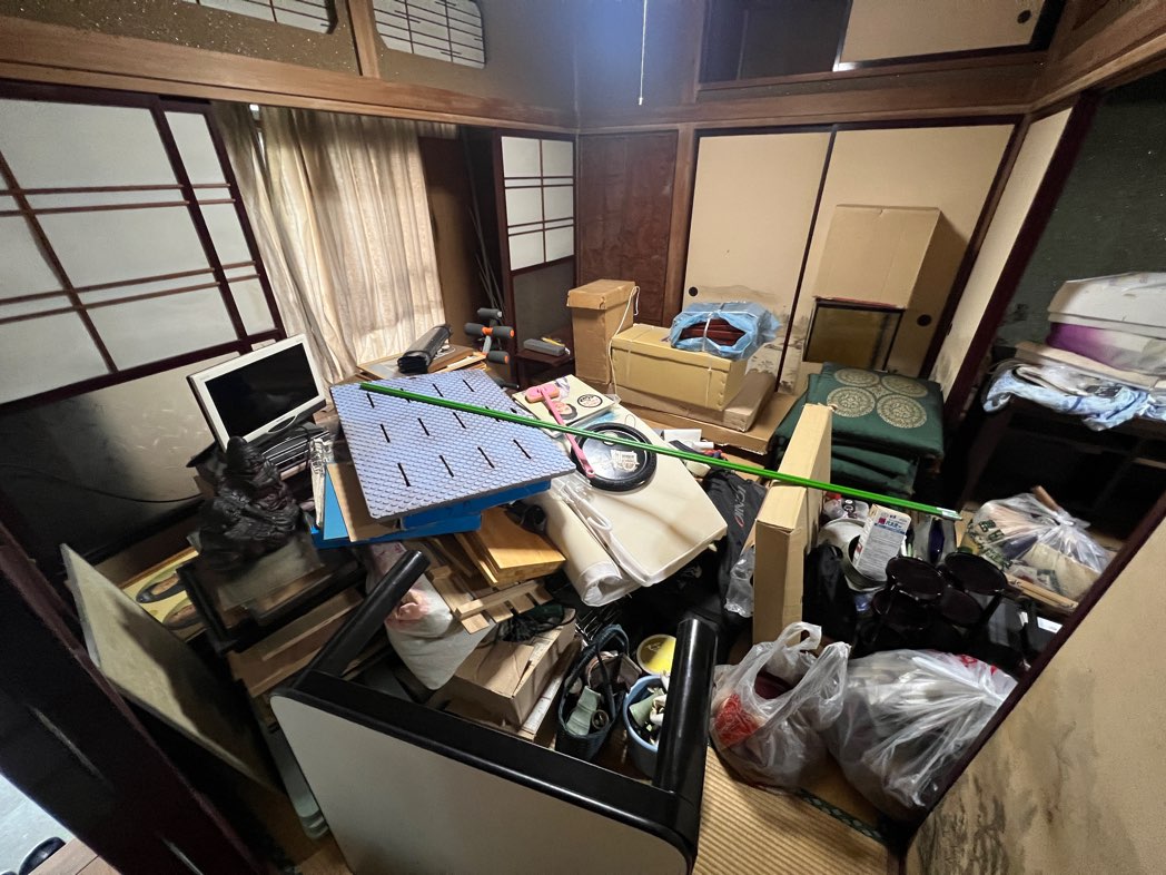 静岡市【不用品回収】テーブル、液晶テレビ、座布団、布団、棚、混載ゴミ等の作業前