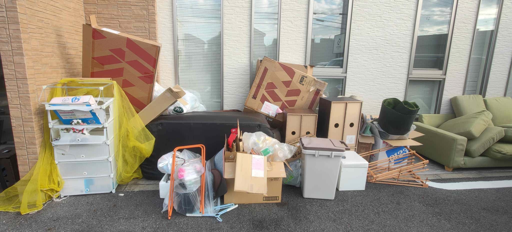 横浜市戸塚区【不用品回収】洋服ダンス、ソファ、本棚、ラグ、ゴミ箱、段ボール、ゴミ袋の作業前