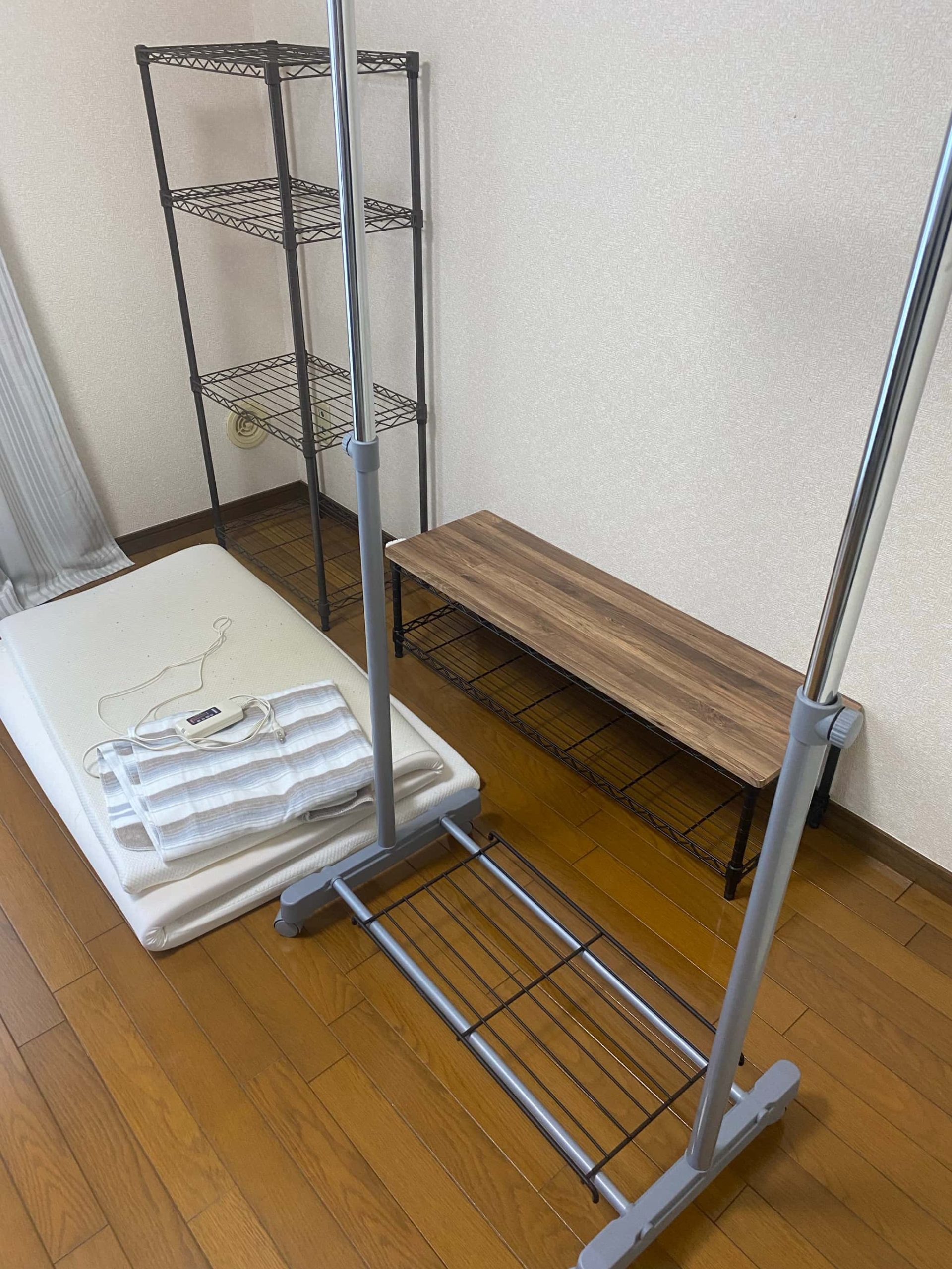 横浜市旭区【不用品回収】ハンガーラック、テレビ台、スチールラック、敷布団、衣類の作業前