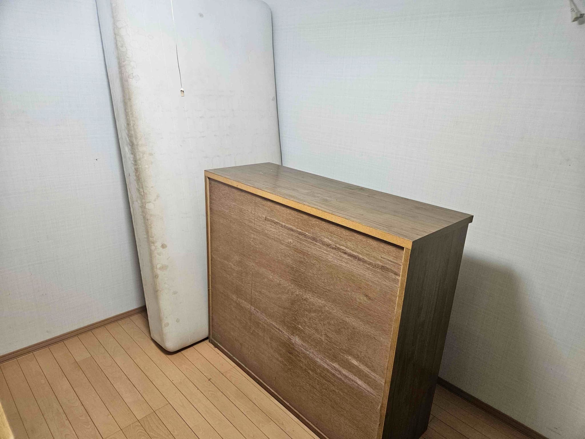 千歳市【不用品回収】マットレス、収納棚の作業前