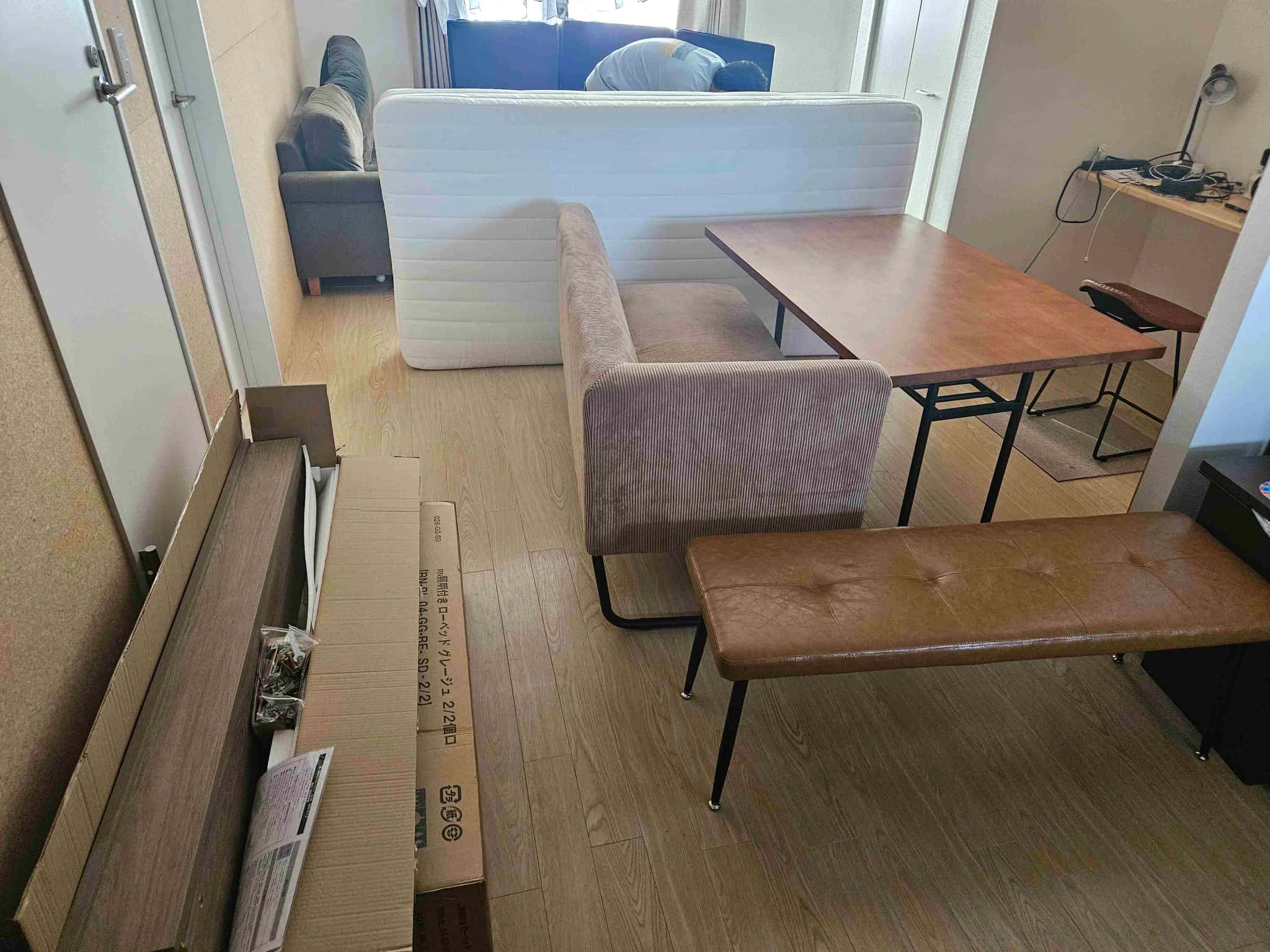 小樽市【不用品回収】マットレス、ソファ、ダイニングテーブル、椅子、ベッドフレームの作業前