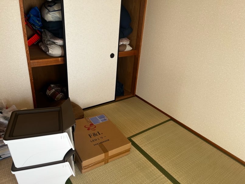 田原市【不用品回収】衣装ケース、鏡、敷布団、掛布団、家電類、家具類の作業前